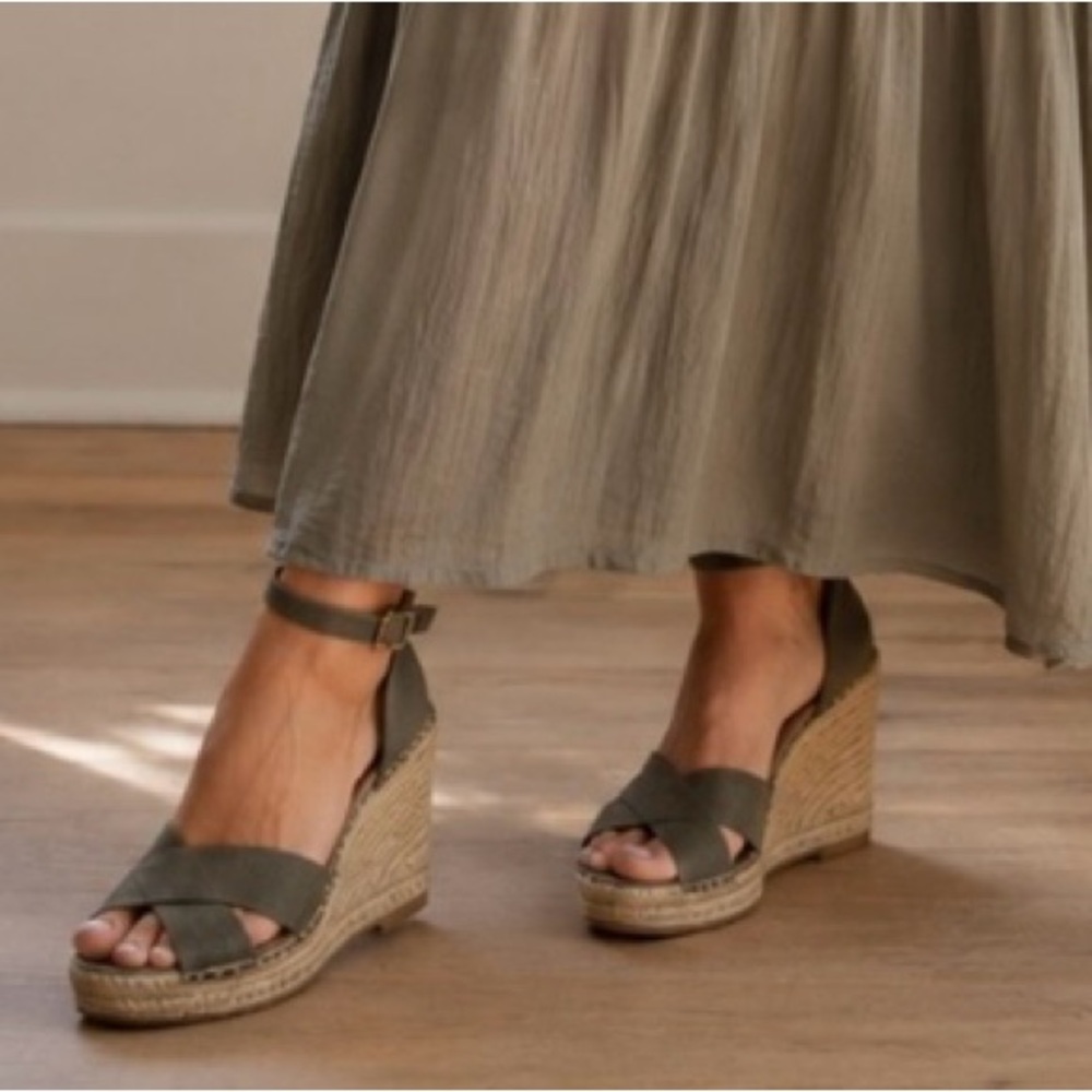 NIB Abound Faux Leather Gray Wedges Sz 12